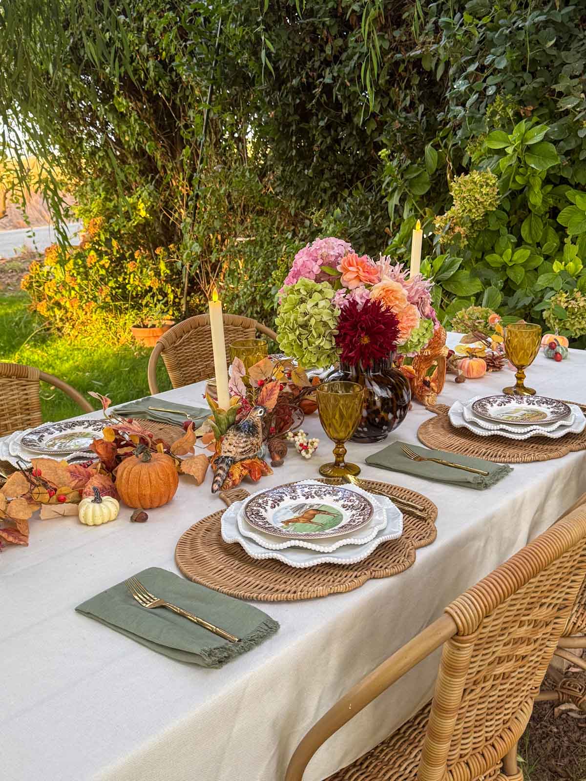Entertaining expert, journalist and lifestyle blogger Candie Anderson of candieanderson.com shows you how to create an elegant Thanksgiving tablescape with classic decor and delicious food.
