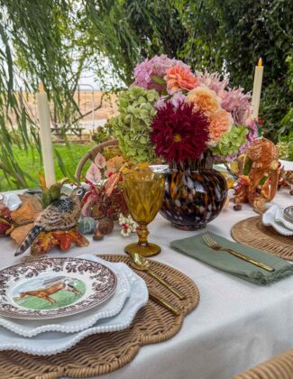 Entertaining expert, journalist and lifestyle blogger Candie Anderson of candieanderson.com shows you how to create an elegant Thanksgiving tablescape that you can recreate and that your family will love.