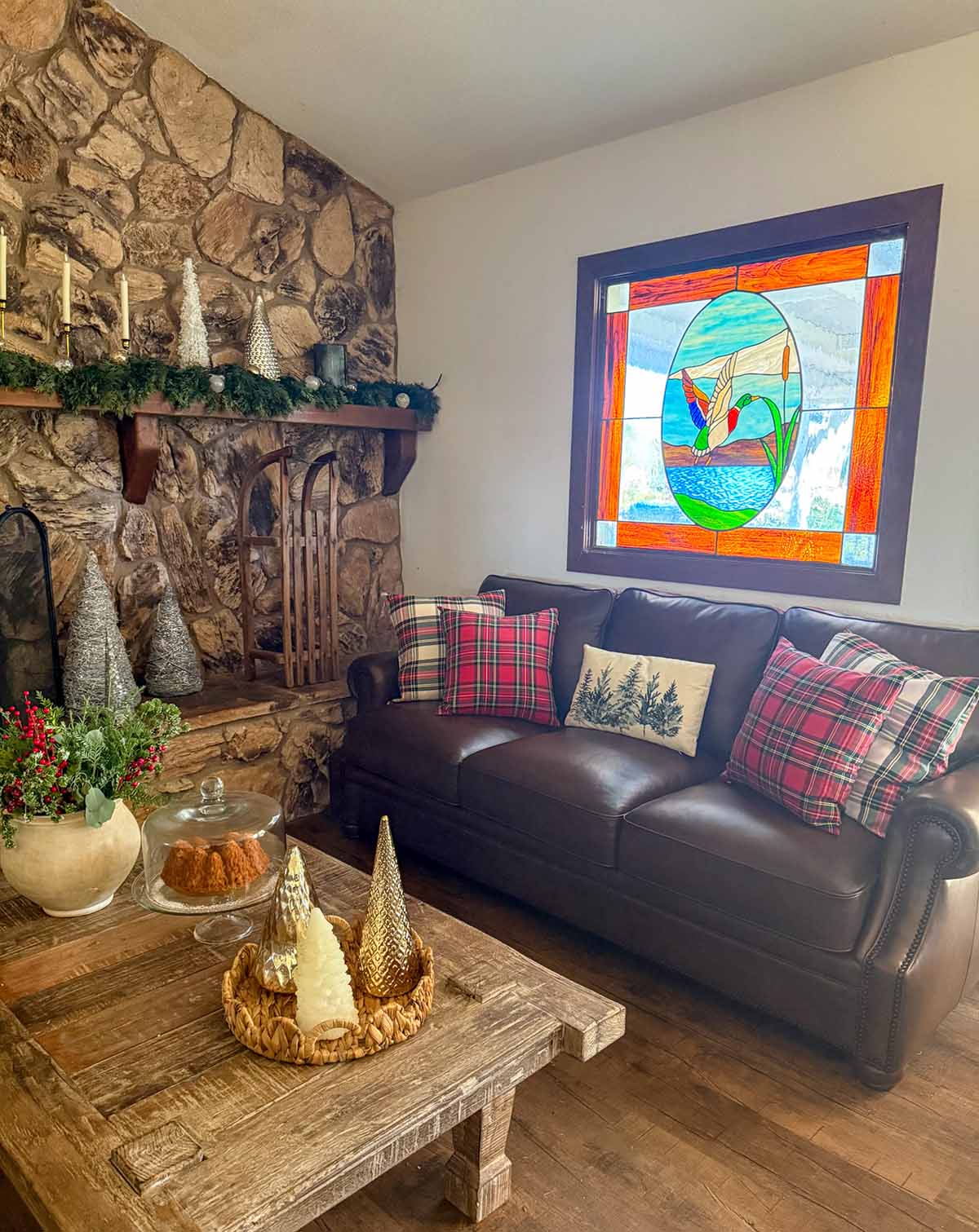 Entertaining expert, journalist and lifestyle blogger Candie Anderson of candieanderson.com shares how she decorated her genuine leather sofa for the holidays and her stone fireplace mantel for Christmas.