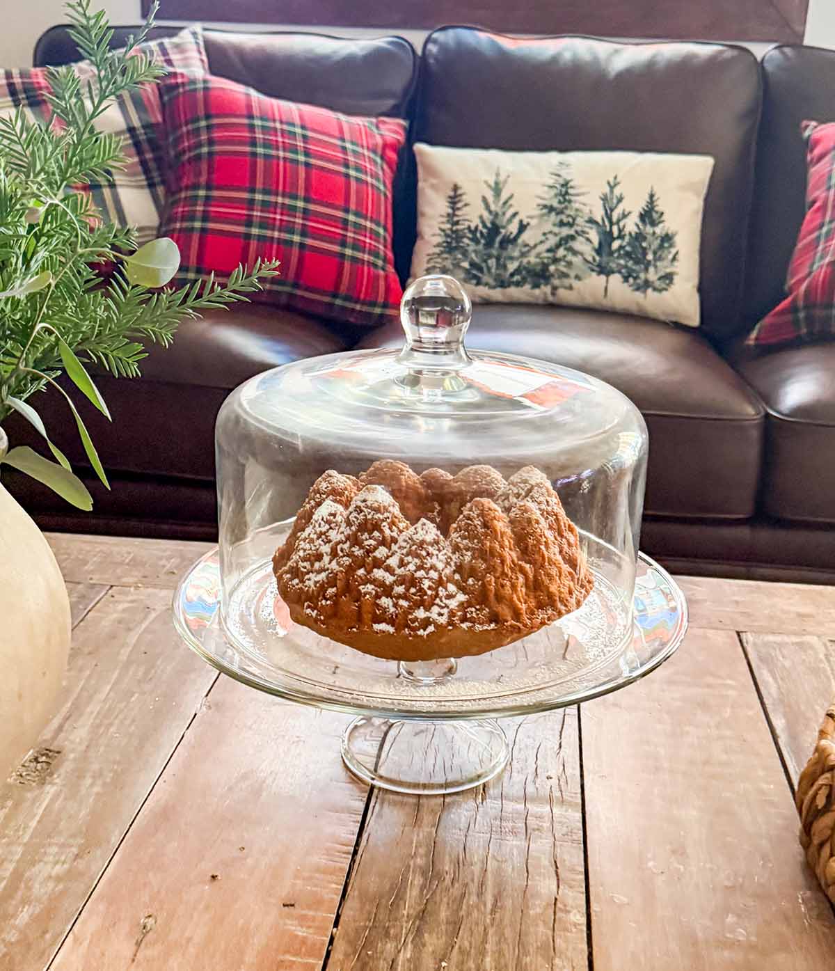Entertaining expert, journalist and lifestyle blogger Candie Anderson of candieanderson.com shares the beautiful cake she made and served in a Libbey clear glass cake stand with a dome.