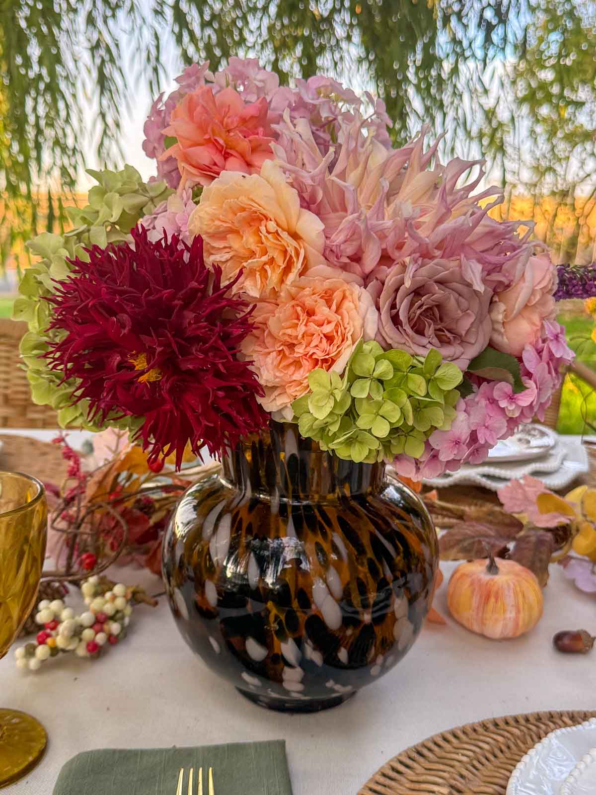 Entertaining expert, journalist and lifestyle blogger Candie Anderson of candieanderson.com shares the beautiful Thanksgiving centerpiece she and her mom created with a tortoise shell vase and fresh flowers from her garden.