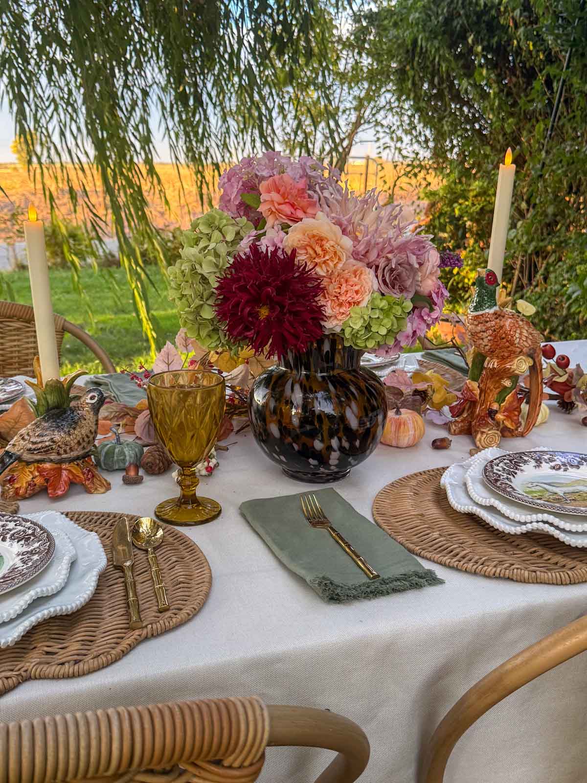 Entertaining expert, journalist and lifestyle blogger Candie Anderson of candieanderson.com shares the classic Thanksgiving decor she used to create her Thanksgiving tablescape.