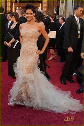 Halle-berry-oscars-2011-01